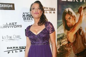 In Los Angeles bei der Premiere des Action-Thrillers "The Last Survivors" machte Rena Owen eine gute Figur auf dem roten Tep...