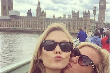 Karlie Kloss (l.) genießt einen wohlverdienten Urlaub mit ihrer Schwester Kimberly (r.)