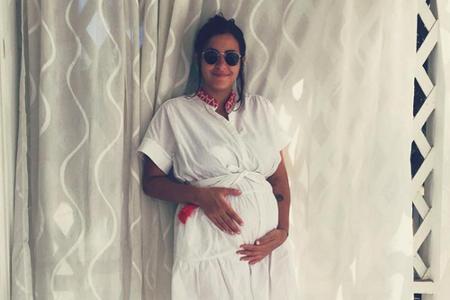 Die Freude über ihre Schwangerschaft ist Alanna Masterson förmlich anzusehen