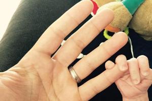 Pietro Lombardi zeigt das Händchen seines Sohnes auf Facebook