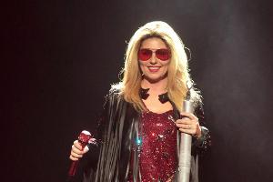 Shania Twain präsentierte sich ihren Fans in sexy Rot