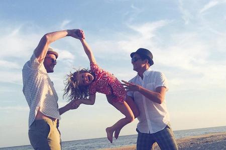 Flieg Harper, flieg! So wild tollen ihre zwei Väter mit der Vierjährigen