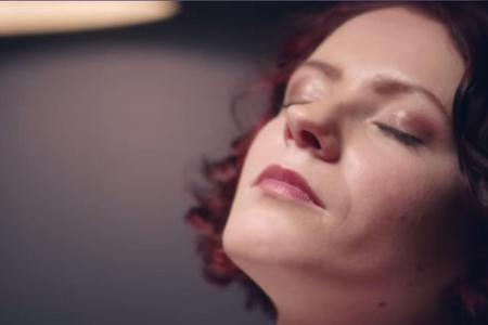 Leckerbissen oder Orgasmus? Was ist für die Ekstase dieser Frau verantwortlich?