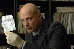 "Der Kriminalist": In der Wohnung des Mordopfers findet Kommissar Schumann (Christian Berkel) ein Foto, das kurz zuvor wohl ...