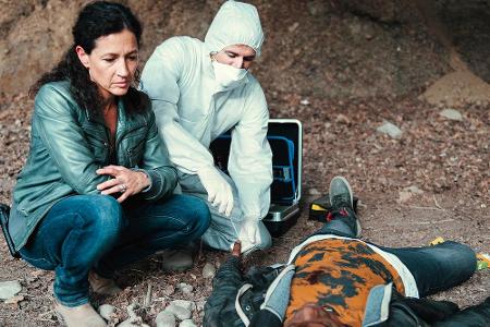 Kommissarin Liz Ritschard (Delia Mayer) und ein Kollege von der Spurensicherung untersuchen die Leiche des jungen asylsuchen...