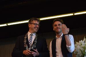 Clueso (re.) mit seinem Ring und dem Goslarer Oberbürgermeister Oliver Junk