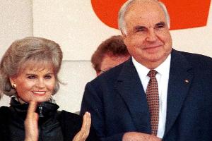 Hannelore und Helmut Kohl, zum damaligen Zeitpunkt Bundeskanzler, im Jahr 1998 während des Besuchs einer Veranstaltung der C...