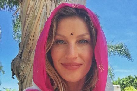 Gisele Bündchen posiert im pinken Schal mit Blumenmuster