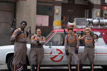 Die Anzüge sitzen, das Auto steht bereit: Die Geisterjägerinnen sind fit für die Leinwand