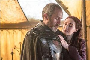 Stannis Baratheon (Stephen Dillane) neben Lady Melisandre (Carice van Houten)