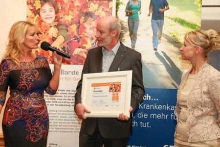 Claudia Kleinert (l.) und Herlinde Schneider, Stiftung FamilienBande, verliehen den Förderpreis u.a. an Rainer Simeit (Stift...