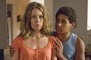 Marie (Lisa Martinek) ist geschockt, als sie vom plötzlichen Tod ihres Mannes erfährt. Steven (Diego Alvarez) versucht zu tr...