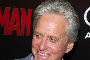 Michael Douglas fällt der Abschied von seiner Mutter schwer. Eine Reise soll jetzt helfen.