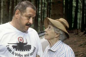 "Polizeiruf 110 - Roter Kaviar": Sigi Möller (Martin Lindow) will seinem Lebensretter Igor mit dem Auto von Oma Kampnagel zu...