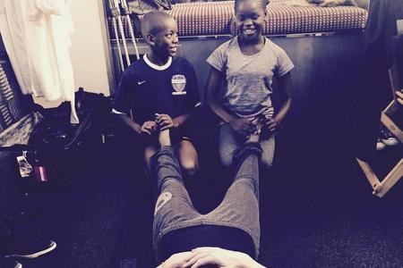 Mercy und David geben ihrer Mama Madonna eine Fußmassage