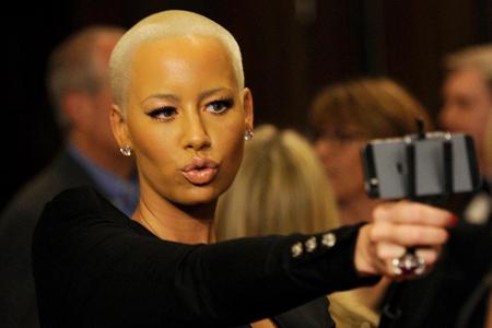 Für Social-Media-Junks wie US-Model Amber Rose ist der Selfie-Stick ein ständiger Begleiter