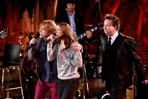 Tobias Künzel (l.) und Sebastian Krumbiegel von den Prinzen mit Christina Stürmer