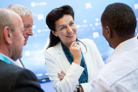 Beim BR hat sie viel bewegt: Fernsehdirektorin Bettina Reitz - hier im Gespräch beim BR-Telepool Empfang auf dem Münchner Fi...