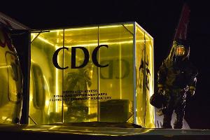 Dr. Ephraim Goodweather (Corey Stoll) untersucht den Vampir-Virus