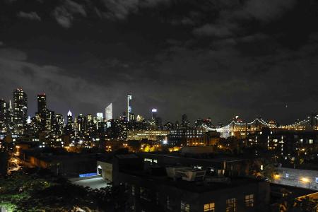 Das ehemalige Schulgebäude MoMA PS1 in Queens mit der New Yorker Skyline im Hintergrund