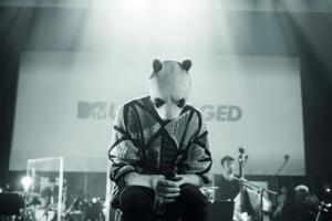 Cro auf der Bühne bei seinem Unplugged-Auftritt