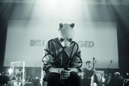 Cro auf der Bühne bei seinem Unplugged-Auftritt