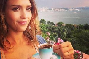 Kaffee macht schlank, das weiß auch Schauspielerin Jessica Alba.