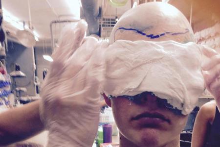 In der Maske wird aus der schönen Milla die Zombie-Jägerin Alice