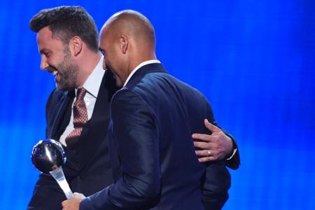 Ben Affleck (l.), sein Ehering an der linken Hand und der ehemalige Baseball-Profi Derek Jeter bei den ESPY Awards in Los An...