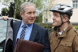 "Der Wettbewerb": Hubert (Harald Krassnitzer, l.) und Viktor Fischbach - ein ungleiches Brüderpaar im Öko-Streß