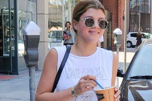 Hollywood liebt den Frozen Yogurt: Auch Nicole Richies kleine Schwester Sofia kann nicht widerstehen