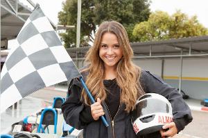 Bei einem Kartrennen möchte Alisa gleich zehn Männer auf ihre Sportlichkeit überprüfen