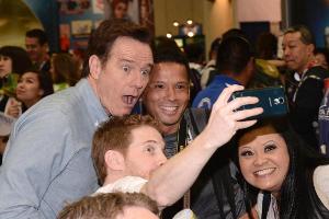 Stoff für ein gutes "beme"-Video: Hollywood-Star Bryan Cranston beim Selfie mit Fans