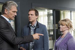 Der Kommissar und das Meer: Robert Anders (Walter Sittler, l.), Thomas Wittberg (Andy Gätjen) und Pathologin Ewa Swensson (I...