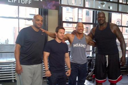 Mark Wahlberg posiert glücklich unter Sport-Legenden