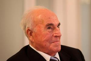 Altkanzler Helmut Kohl befindet sich weiterhin im Krankenhaus