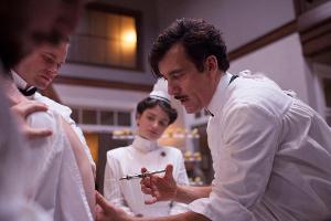 Clive Owen spielt den Chefarzt Dr. John Thackery in der US-Serie "The Knick"