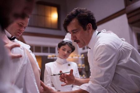 Clive Owen spielt den Chefarzt Dr. John Thackery in der US-Serie 