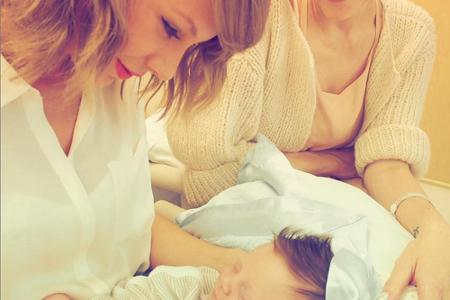 Pop-Sängerin Taylor Swift wirft ihrem neuen Patenkind verliebte Blicke zu