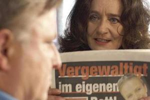 "Tatort - Wolfsstunde": Für die Lokalpresse ist Thiels (Axel Prahl, r.) Fall ein gefundenes Fressen - Wilhelmine Klemm (Mech...