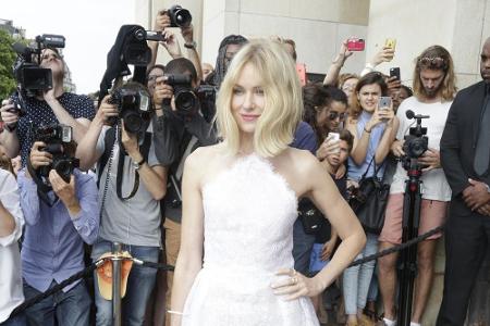 Naomi Watts zog bei der Paris Fashion Week alle Blicke auf sich