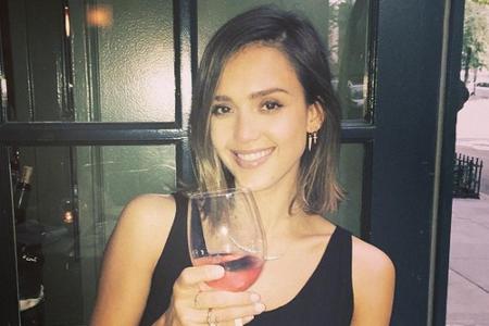 Jessica Alba gönnt sich einen leckeren Drink