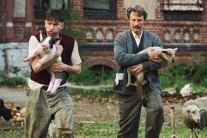 Gregor (Nikolaj Lie Kaas) und Elias (Mads Mikkelsen) haben es nicht nur mit Hühnern zu tun