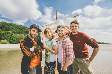 Im Spannungsfeld zwischen harten Zeiten und süßem Leben: Neonschwarz