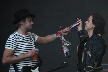 Pete Doherty (l.) und Carl Barat vor wenigen Tagen beim Auftritt auf dem Glastonbury Festival