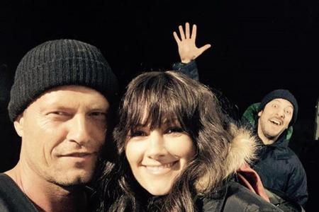 Atemlos in Hamburg: Til Schweiger und Helene Fischer - und im Hintergrund hüpft Fahri Yardim durchs Bild