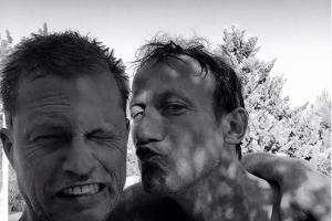 Til Schweiger (l.) scheint über den Kuss von Kollege Wotan Wilke Möhring (r.) nicht begeistert zu sein