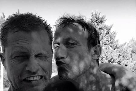 Til Schweiger (l.) scheint über den Kuss von Kollege Wotan Wilke Möhring (r.) nicht begeistert zu sein