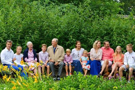In Mitten der grünen Pracht von Schloss Gravenstein versammelte sich die dänische Königsfamilie zum sommerlichen Gruppenfoto