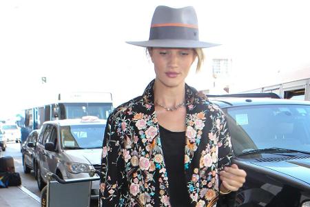 Rosie Huntington-Whiteley sieht auch noch nach einem langen Flug top aus - hier bei der Ankunft in Los Angeles